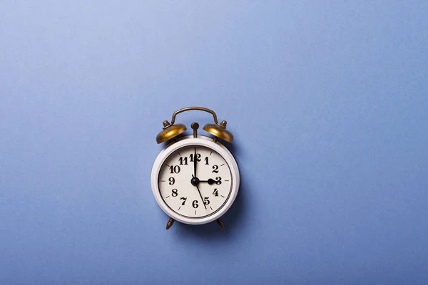 Έννοια Της Θερινής Ώρας Εξοικονόμηση Χρόνου Ρολόι Ρετρό Στο Μπλε — Φωτογραφία Αρχείου