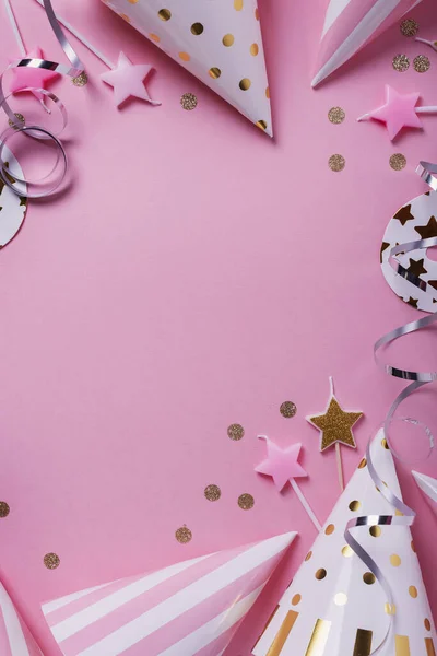 Концепция Дня Рождения Шляпы Вечеринок Маски Свечи Розовом Фоне Вид — стоковое фото