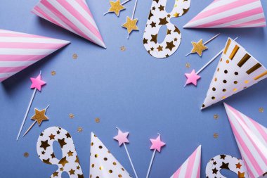 Parti şapkası, maskesi ve mumları olan doğum günü partisi davetiyesi, metin için metin alanı olan yukarıdan aşağıya görünüm