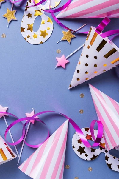 Parti şapkası, maskesi ve mumları olan doğum günü partisi davetiyesi, metin için metin alanı olan yukarıdan aşağıya görünüm