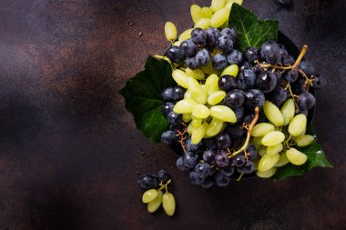 Koyu arkaplanda beyaz ve siyah üzüm karışımı, metin için kopya alanı ile üstten aşağı görünüm
