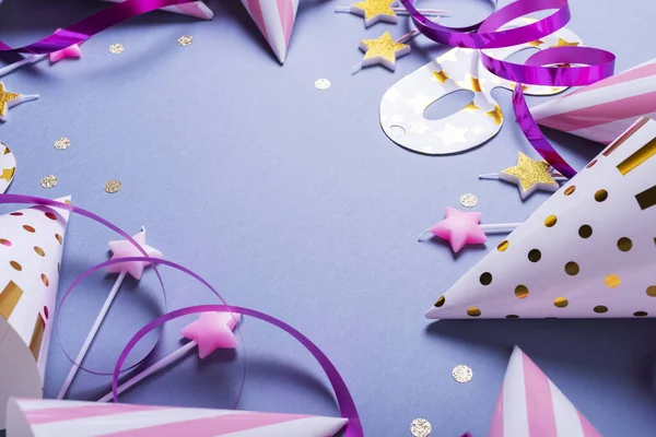 Parti şapkaları, maskeleri ve mumları olan doğum günü partisi davetiyesi, metin için metin alanı olan seçici odak resmi