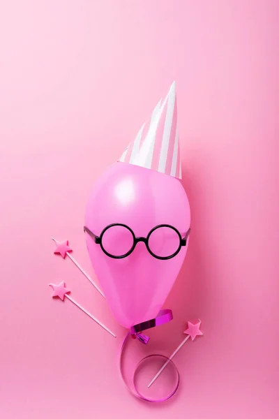 Conceito Festa Com Balão Rosa Chapéu Festa Espelho Visão Cima — Fotografia de Stock