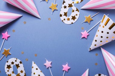 Parti şapkası, maskesi ve mumları olan doğum günü partisi davetiyesi, metin için metin alanı olan yukarıdan aşağıya görünüm