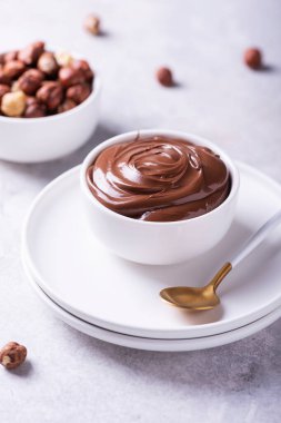 Fındıklı ev yapımı krema ve arka planda kakao, seçici odaklı resim.