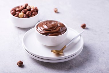 Fındıklı ev yapımı krema ve arka planda kakao, seçici odaklı resim.