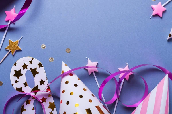 Parti şapkası, maskesi ve mumları olan doğum günü partisi davetiyesi, metin için metin alanı olan yukarıdan aşağıya görünüm