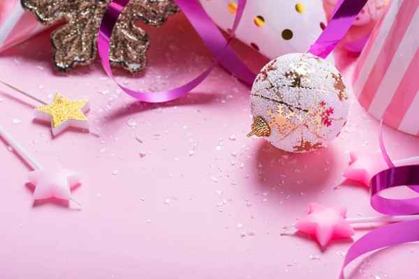 Pembe arka planda Noel süsleri olan bir Noel kartı. Kopyalama alanı olan seçici odak resmi