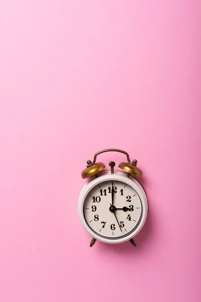 昼光時間の概念 ピンクの背景にレトロな時計 コピースペース付きのトップダウンビュー — ストック写真