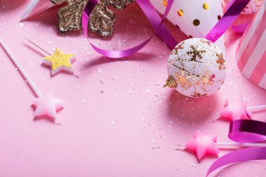 Pembe arka planda Noel süsleri olan bir Noel kartı. Kopyalama alanı olan seçici odak resmi