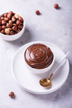 Fındıklı ev yapımı krema ve arka planda kakao, seçici odaklı resim.