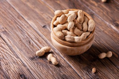 Ahşap kasede kavrulmuş fıstık, seçici odak görüntüsü.