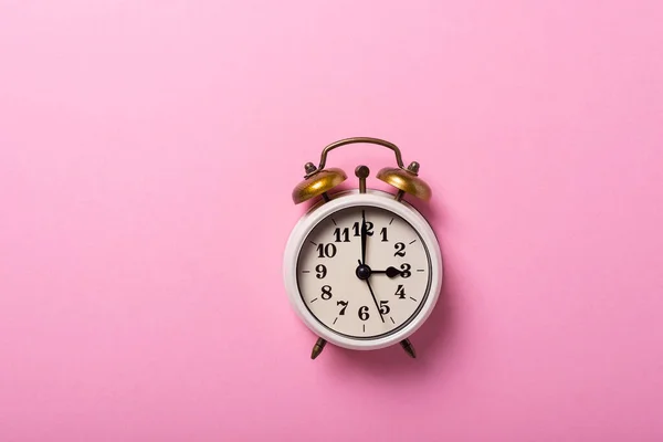 Concepto Horario Verano Reloj Retro Sobre Fondo Rosa Vista Arriba —  Fotos de Stock