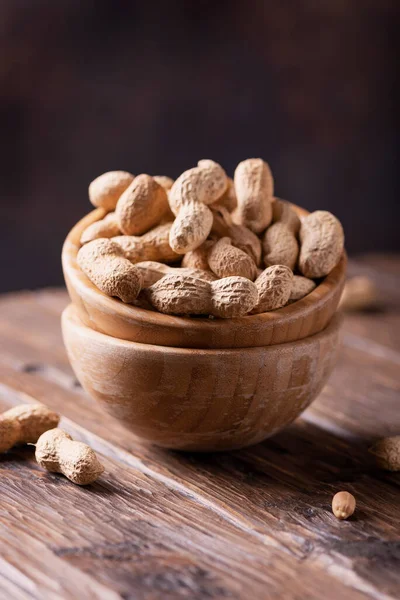 Roasted Peanuts Wooden Bowl Dark Background Selective Focus Image — Fotografie, imagine de stoc