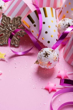 Pembe arka planda Noel süsleri olan bir Noel kartı. Kopyalama alanı olan seçici odak resmi