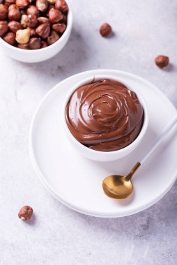 Fındıklı ev yapımı krema ve arka planda kakao, seçici odaklı resim.