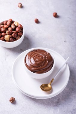 Fındıklı ev yapımı krema ve arka planda kakao, seçici odaklı resim.