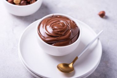 Fındıklı ev yapımı krema ve arka planda kakao, seçici odaklı resim.