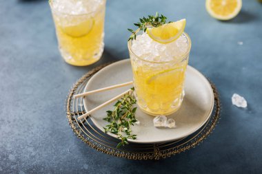 Limonlu kokteyl, koyu arka planda ezilmiş buz, bar konsepti ve seçici odaklı resim