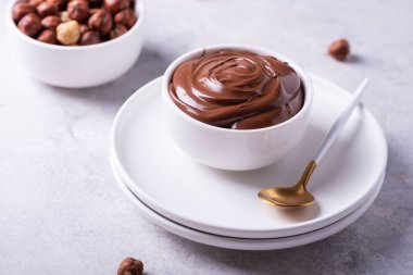 Fındıklı ev yapımı krema ve arka planda kakao, seçici odaklı resim.