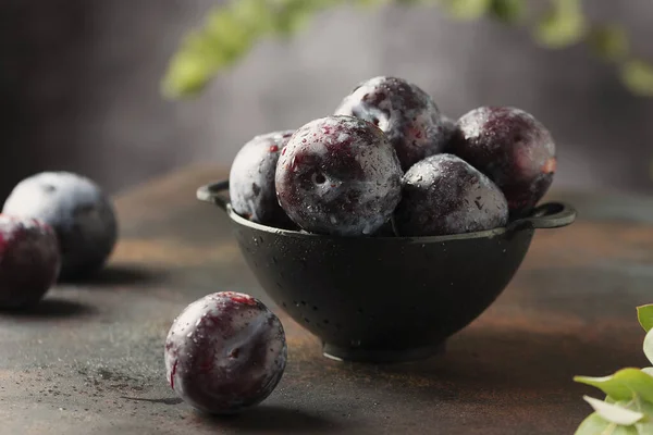 Rote Pflaumen Auf Schwarzem Hintergrund Selektives Fokusbild — Stockfoto