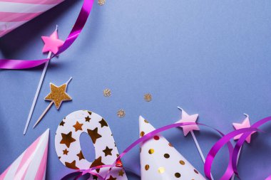 Parti şapkası, maskesi ve mumları olan doğum günü partisi davetiyesi, metin için metin alanı olan yukarıdan aşağıya görünüm