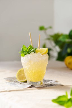 Limonlu taze tatlı kokteyl, arkaplanda naneli ve ezilmiş buz, seçici odak görüntüsü