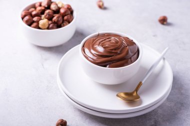 Fındıklı ev yapımı krema ve arka planda kakao, seçici odaklı resim.