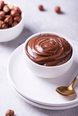 Fındıklı ev yapımı krema ve arka planda kakao, seçici odaklı resim.