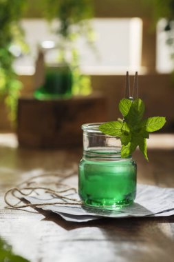 Tatlı sert nane likörü sert yaz ışığı, bar konsepti ve seçici odak görüntüsü