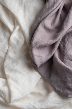 Beyaz ve eflatun kumaşlı dikiş konsepti, seçici odak