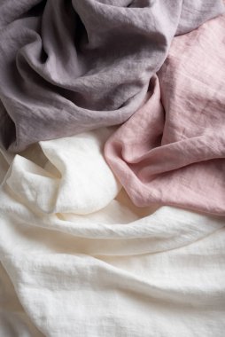 Pembe, eflatun ve beyaz keten kumaşlı dikiş konsepti, seçici odak 