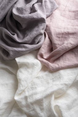 Pembe, eflatun ve beyaz keten kumaşlı dikiş konsepti, seçici odak 