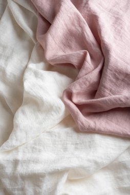 Pembe ve beyaz keten kumaşlı dikiş konsepti, seçici odaklanma