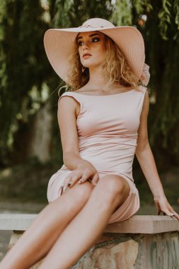 Bankta oturan genç gülümseyen bir kadın portresi