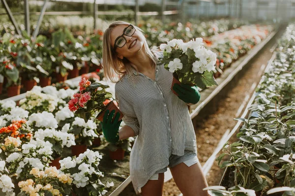 Krásná Mladá Žena Zahradnictví Letní Přírodě Mimo — Stock fotografie