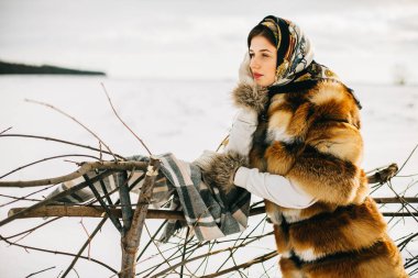Kürklü güzel bir kadın..