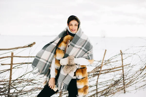 Beautiful Woman Fur Coat — Stock Photo, Image