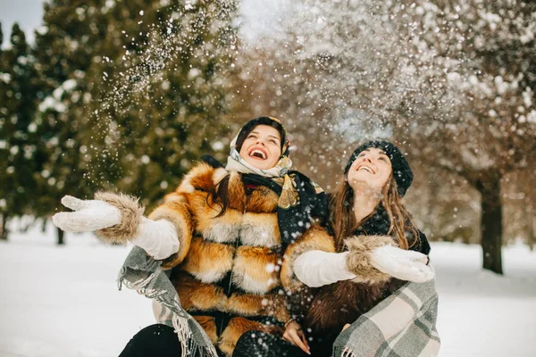 Glada Unga Par Kläder Spelar Snöbollar Utomhus — Stockfoto