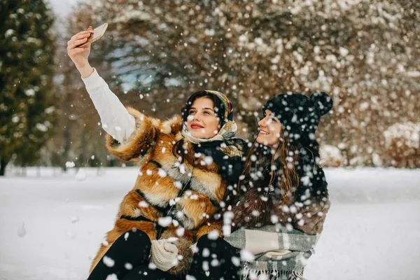 Felice Giovane Coppia Vestiti Giocare Palle Neve All Aperto — Foto Stock