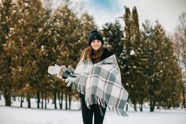 Mooie Jonge Vrouw Spelen Sneeuwballen Bergen — Stockfoto