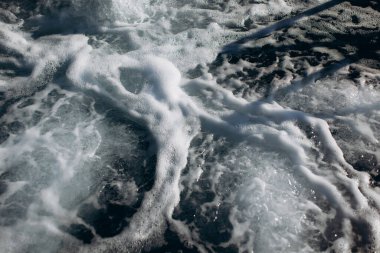 Göz kamaştırıcı, soyut desenler, koyu mavi suyun yüzeyinde beyaz deniz köpüğü dansları, doğanın karmaşık güzelliğini gözler önüne seriyor.