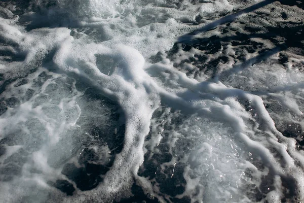 Göz kamaştırıcı, soyut desenler, koyu mavi suyun yüzeyinde beyaz deniz köpüğü dansları, doğanın karmaşık güzelliğini gözler önüne seriyor.