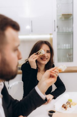 Memlekette suşinin tadını çıkaran, gülen ve bağ kuran iki insan. Gündelik yemek, dostluk, neşe ve deneyimleri birlikte ev ortamında paylaşmanın zevkini vurgular..