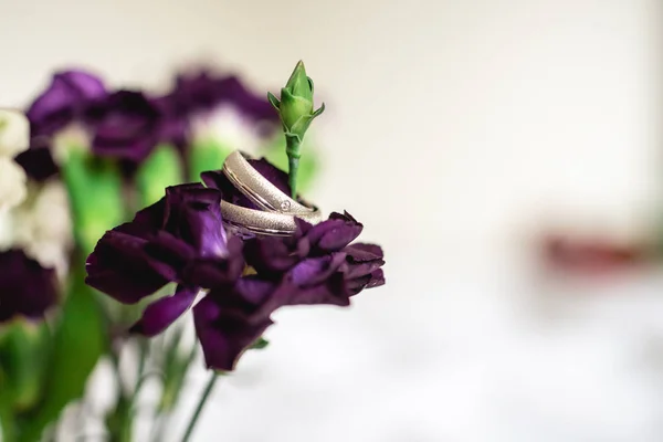 Anéis Casamento Roxos Uma Flor Flor Roxa — Fotografia de Stock