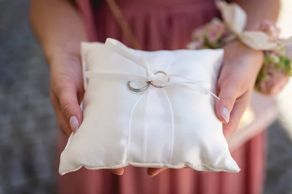 Dama Honor Sosteniendo Anillos Boda Almohada Encaje Imagen de archivo