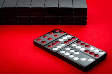 Pai Gow Fayans 'ın eski kumarhane oyununda Çin dominoları kırmızı keçeli masa arka planında