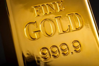 Bankacılık ve finans sektörü kavramı, bir altın külçesinde altın 999.9 yazan metne yakın plan. Altın standardı geçmiş olsa da, azalan Amerikan doları artan altın fiyatları anlamına geliyor