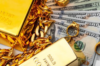 Mücevher alıcısı, rehinci ve değerli metaller konsepti teması, Amerikan dolarları, altın yüzükler, kolye bileziği ve beyaz arka planda izole edilmiş altın külçeler.