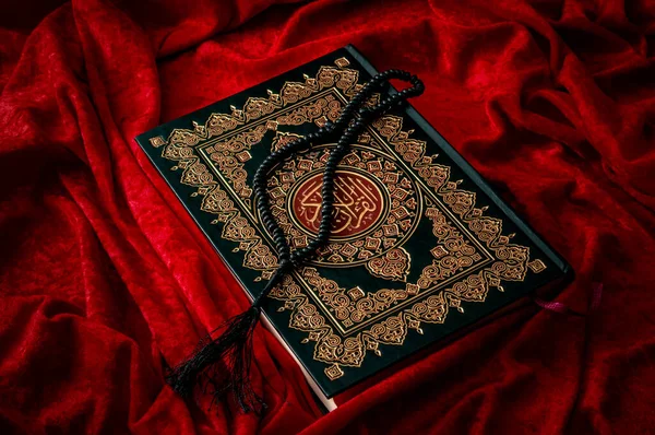 Λατρεύοντας Θεό Διαβάζοντας Κοράνι Και Αποκτώντας Γνώση Και Κατανόηση Από — Φωτογραφία Αρχείου